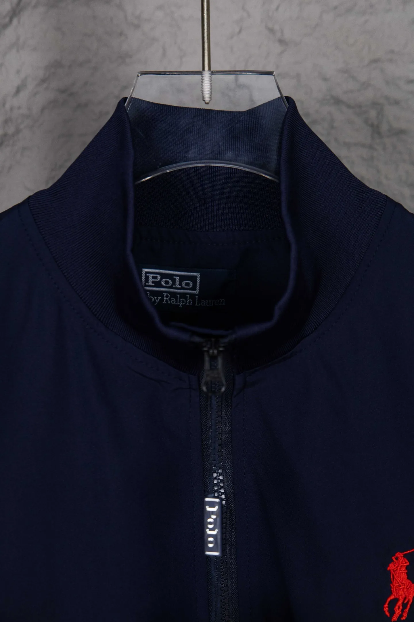P350 Ralh Lauren men's old money style veteran stand collar workwear Harrington jacket. Ralh Lauren has gone crazy this year. The upper body of major Internet celebrities. The fabric has a double-layer shin feel and is full of weight! It's not as heavy as a regular jacket, and the ordinary cotton material feels really different. This one is super comfortable, soft and stylish, and has a green plaid interior that has a retro movie fashion feel! The fit is loose but not baggy. The size is just right and not too picky. The dropped shoulder design modifies the shoulder shape without making it look bulky. This silhouette is a style that will never go out of style after being worn for a long time. The upper body is also very durable and recognizable. The loose and reasonable fit can be worn by both men and women, making it easy to create a clean and refreshing youthful look. The embroidery on the chest is all German Oman embroidery fiber with original data. The embroidery process is very particular. It uses Japanese Tajima machines to ensure the embroidery is exquisite and three-dimensional. That is what I said is different from the ones on the market. Regarding the workmanship, the version is a loose version and can be used by boys and girls!! Color: black, navy, size: S-XL